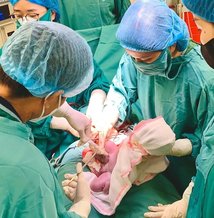 Hai em bé chào đời cùng vòng tránh thai của mẹ- Ảnh 1. Hai em bé chào đời cùng vòng tránh thai của mẹ- Ảnh 1.