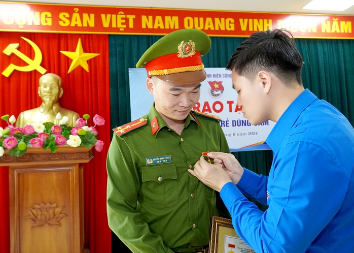 Trao Huy hiệu “Tuổi trẻ dũng cảm” cho thượng úy công an cứu người trong lũ dữ- Ảnh 1. Trao Huy hiệu “Tuổi trẻ dũng cảm” cho thượng úy công an cứu người trong lũ dữ- Ảnh 1.