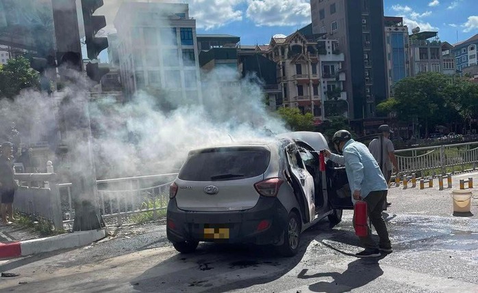 Đang đi trên đường phố, chiếc taxi bất ngờ bốc cháy dữ dội- Ảnh 2. Đang đi trên đường phố, chiếc taxi bất ngờ bốc cháy dữ dội- Ảnh 2.
