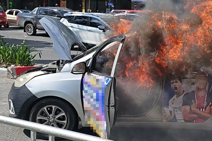 Đang đi trên đường phố, chiếc taxi bất ngờ bốc cháy dữ dội- Ảnh 1. Đang đi trên đường phố, chiếc taxi bất ngờ bốc cháy dữ dội- Ảnh 1.