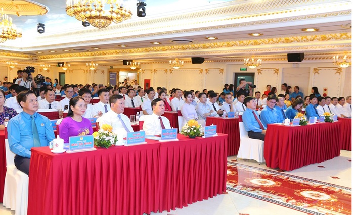 Tôn vinh 52 gương mặt tiêu biểu vì người lao động- Ảnh 1. Tôn vinh 52 gương mặt tiêu biểu vì người lao động- Ảnh 1.