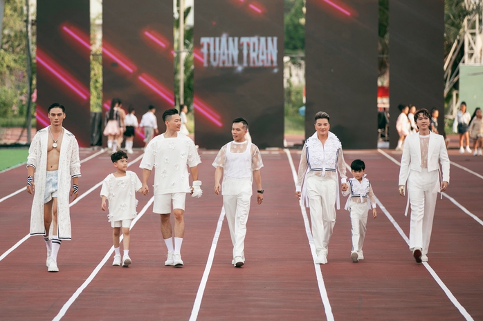 Cha con ca sĩ Đàm Vĩnh Hưng làm mẫu- Ảnh 4. Cha con ca sĩ Đàm Vĩnh Hưng làm mẫu- Ảnh 4.