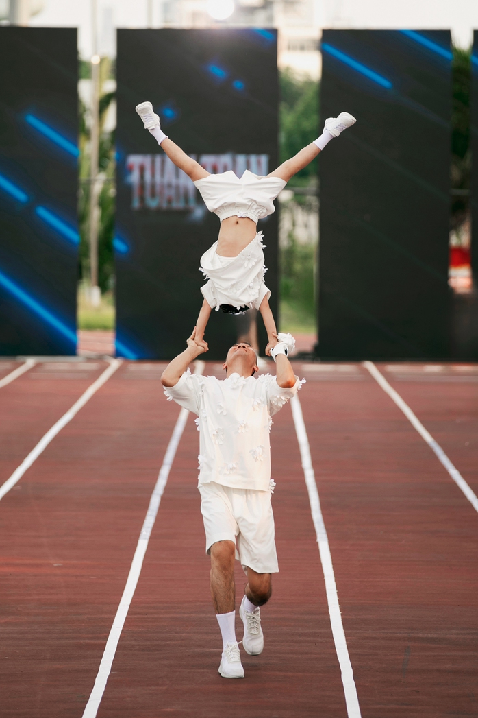 Cha con ca sĩ Đàm Vĩnh Hưng làm mẫu- Ảnh 2. Cha con ca sĩ Đàm Vĩnh Hưng làm mẫu- Ảnh 2.