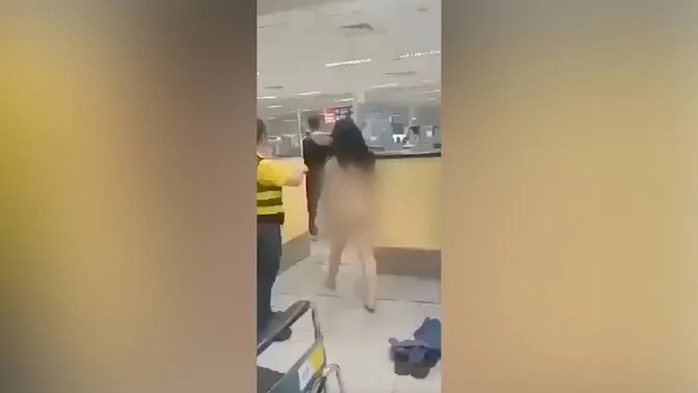 Nữ du khách cởi hết quần áo và đi qua cổng kiểm tra an ninh tại sân bay Ninoy Aquino ở Manila. Ảnh: Viral Press Nữ du khách cởi hết quần áo và đi qua cổng kiểm tra an ninh tại sân bay Ninoy Aquino ở Manila. Ảnh: Viral Press