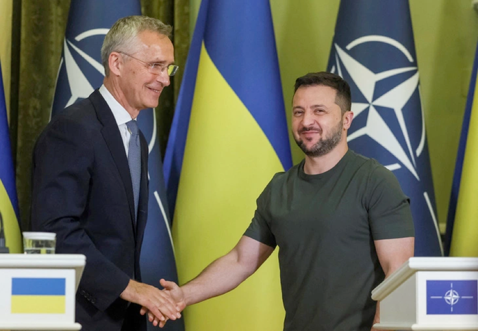 Tổng thư ký NATO Jens Stoltenberg (trái) và Tổng thống Ukraine Volodymyr Zelensky. Ảnh: Reuters Tổng thư ký NATO Jens Stoltenberg (trái) và Tổng thống Ukraine Volodymyr Zelensky. Ảnh: Reuters
