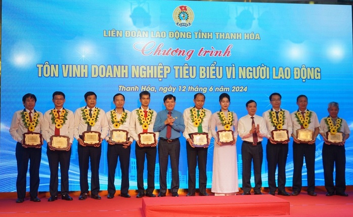 Tôn vinh 52 gương mặt tiêu biểu vì người lao động- Ảnh 3. Tôn vinh 52 gương mặt tiêu biểu vì người lao động- Ảnh 3.