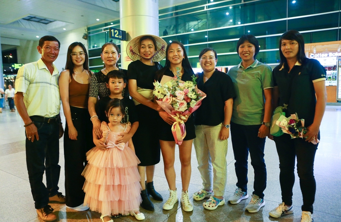 Những giọt nước mắt trong đêm Huỳnh Như về nước- Ảnh 1. Những giọt nước mắt trong đêm Huỳnh Như về nước- Ảnh 1.