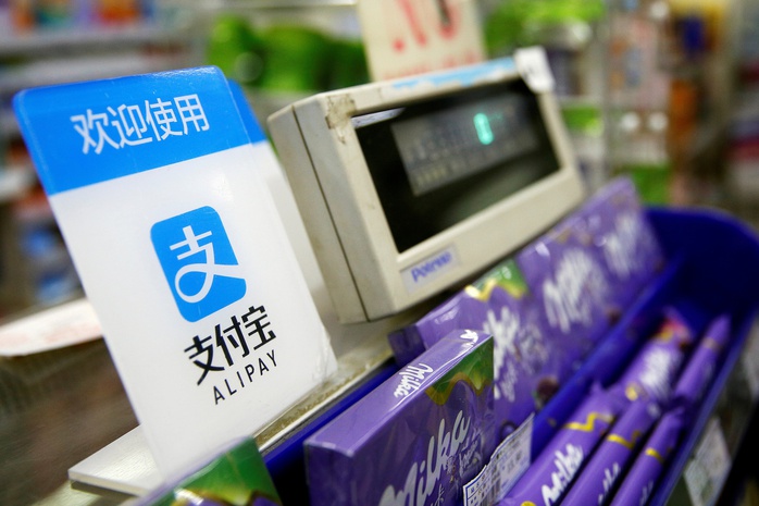Ví điện tử Alipay được sử dụng tại một cửa hàng ở TP Thượng Hải – Trung Quốc Ảnh: REUTERS Ví điện tử Alipay được sử dụng tại một cửa hàng ở TP Thượng Hải – Trung Quốc Ảnh: REUTERS