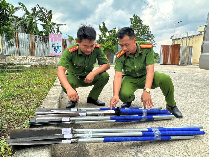 Đồng Nai: Bắt 14 đối tượng hỗn chiến ở chợ Cầu Trắng với ám hiệu riêng- Ảnh 1. Đồng Nai: Bắt 14 đối tượng hỗn chiến ở chợ Cầu Trắng với ám hiệu riêng- Ảnh 1.