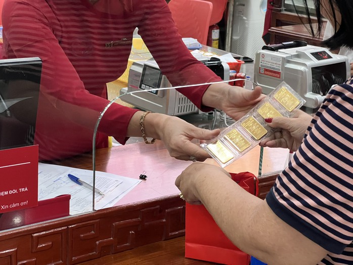 Khách mua vàng, trang sức thanh toán online tăng đột biến - Ảnh 1. Khách mua vàng, trang sức thanh toán online tăng đột biến - Ảnh 1.