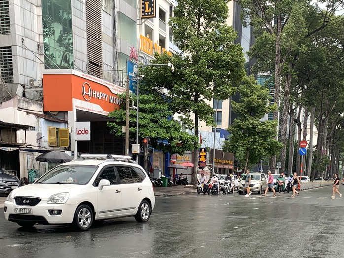 TP HCM mưa trắng trời, nhiều quận xuất hiện mưa đá- Ảnh 1. TP HCM mưa trắng trời, nhiều quận xuất hiện mưa đá- Ảnh 1.