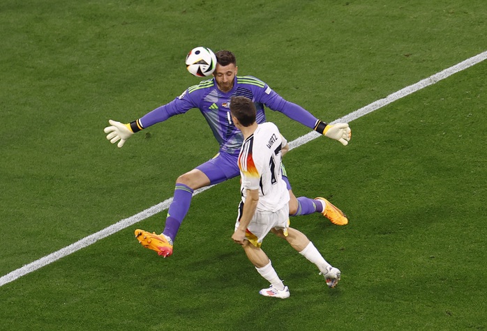 Thủ môn Angus Gunn dùng mặt cứu thua pha bóng Florian Wirtz đã việt vị