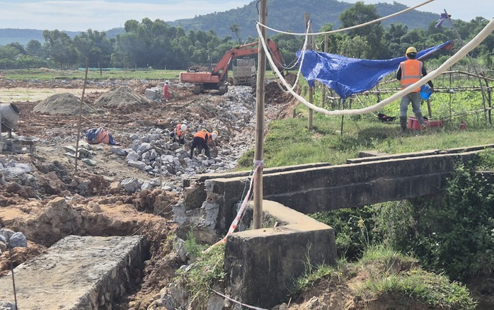 Thanh Hóa chỉ đạo làm rõ vụ xây nhà máy, phá luôn kênh thủy lợi- Ảnh 1. Thanh Hóa chỉ đạo làm rõ vụ xây nhà máy, phá luôn kênh thủy lợi- Ảnh 1.