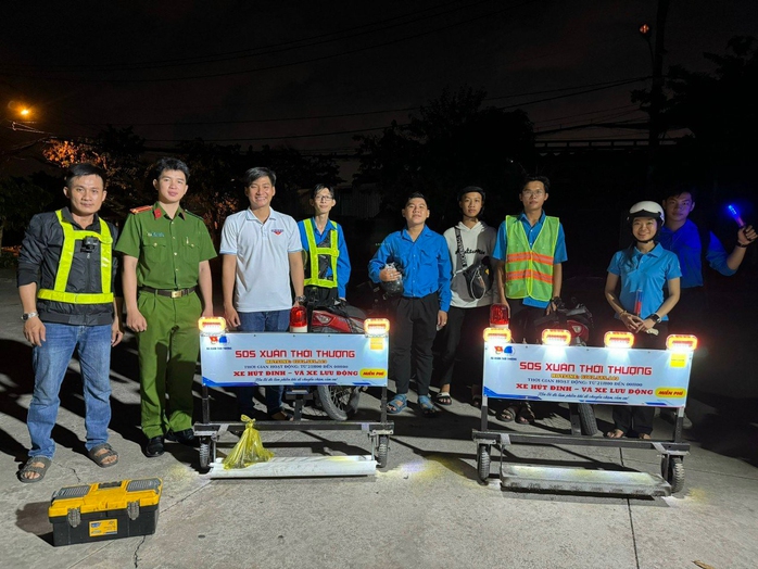 Những "hiệp sĩ" cứu hộ trong đêm- Ảnh 2.