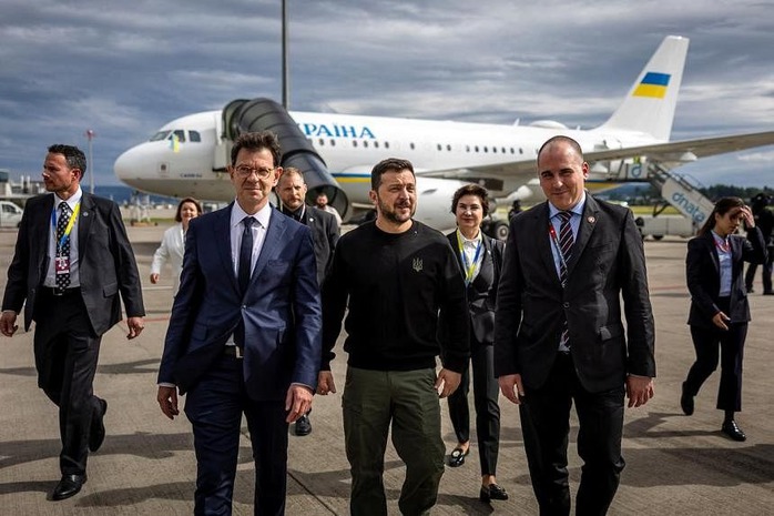 Tổng thống Ukraine Volodymyr Zelensky (giữa) đến Thụy Sĩ, nơi tổ chức hội nghị thượng đỉnh vào ngày 15 và 16-6. Ảnh: REUTERS Tổng thống Ukraine Volodymyr Zelensky (giữa) đến Thụy Sĩ, nơi tổ chức hội nghị thượng đỉnh vào ngày 15 và 16-6. Ảnh: REUTERS