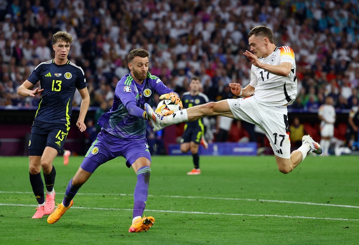 Euro 2024: "Thần đồng" Florian Wirtz và bàn thắng đi vào lịch sử- Ảnh 4. Euro 2024: "Thần đồng" Florian Wirtz và bàn thắng đi vào lịch sử- Ảnh 4.