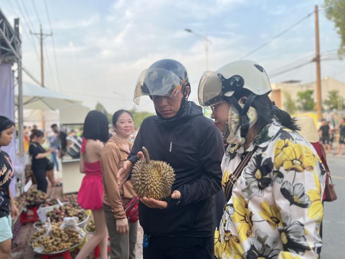 Dòng người nườm nượp đổ về Lái Thiêu “săn” đặc sản - Ảnh 7. Dòng người nườm nượp đổ về Lái Thiêu “săn” đặc sản - Ảnh 7.