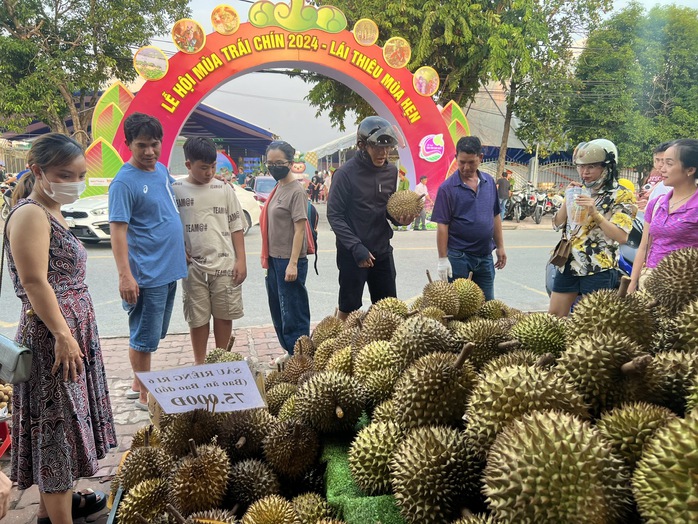 Dòng người nườm nượp đổ về Lái Thiêu “săn” đặc sản - Ảnh 6. Dòng người nườm nượp đổ về Lái Thiêu “săn” đặc sản - Ảnh 6.