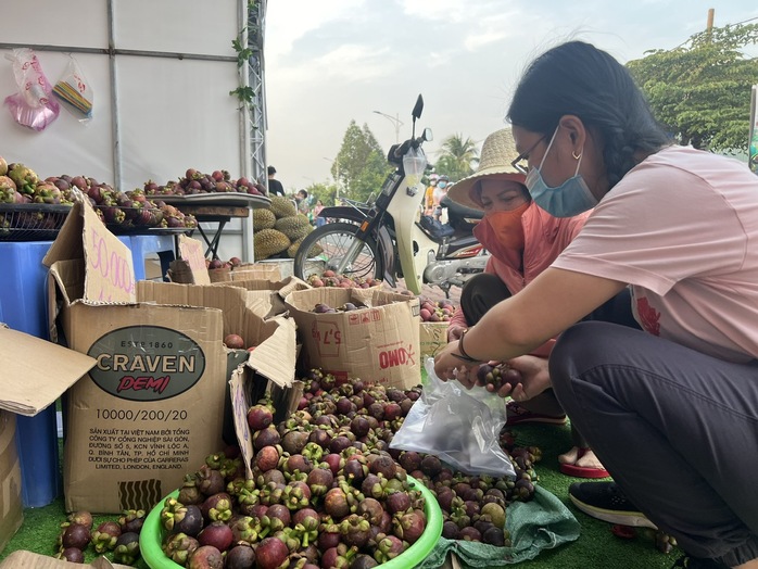 Dòng người nườm nượp đổ về Lái Thiêu “săn” đặc sản - Ảnh 10. Dòng người nườm nượp đổ về Lái Thiêu “săn” đặc sản - Ảnh 10.