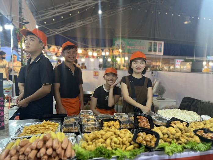 Dòng người nườm nượp đổ về Lái Thiêu “săn” đặc sản - Ảnh 11. Dòng người nườm nượp đổ về Lái Thiêu “săn” đặc sản - Ảnh 11.