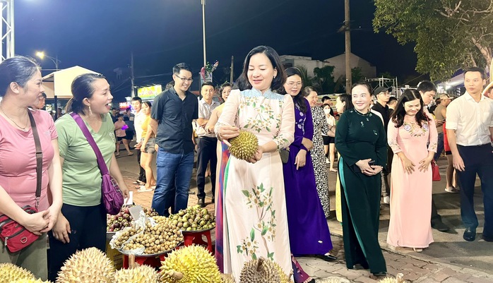Dòng người nườm nượp đổ về Lái Thiêu “săn” đặc sản - Ảnh 5. Dòng người nườm nượp đổ về Lái Thiêu “săn” đặc sản - Ảnh 5.