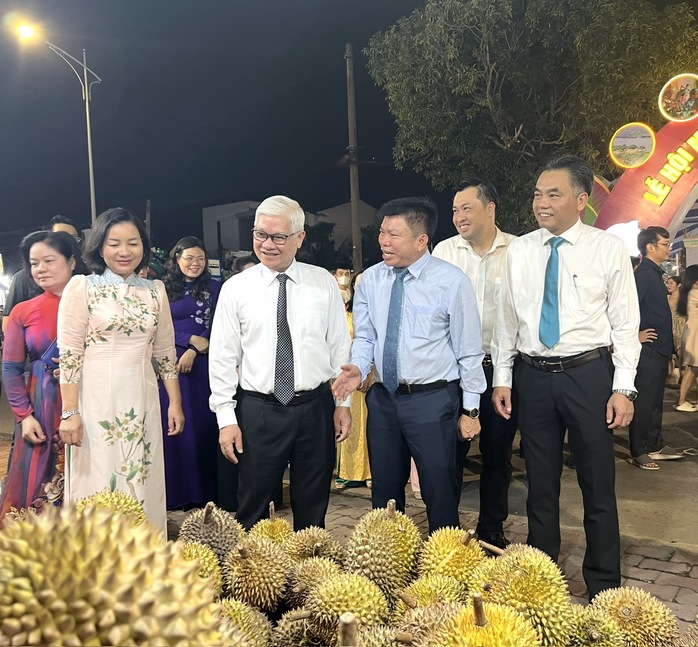 Dòng người nườm nượp đổ về Lái Thiêu “săn” đặc sản - Ảnh 3. Dòng người nườm nượp đổ về Lái Thiêu “săn” đặc sản - Ảnh 3.