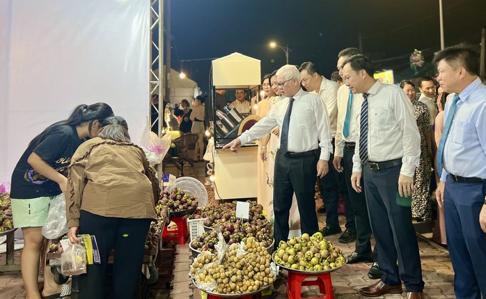 Dòng người nườm nượp đổ về Lái Thiêu “săn” đặc sản - Ảnh 2. Dòng người nườm nượp đổ về Lái Thiêu “săn” đặc sản - Ảnh 2.
