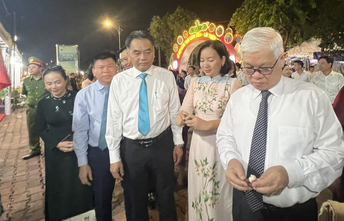 Dòng người nườm nượp đổ về Lái Thiêu “săn” đặc sản - Ảnh 4. Dòng người nườm nượp đổ về Lái Thiêu “săn” đặc sản - Ảnh 4.