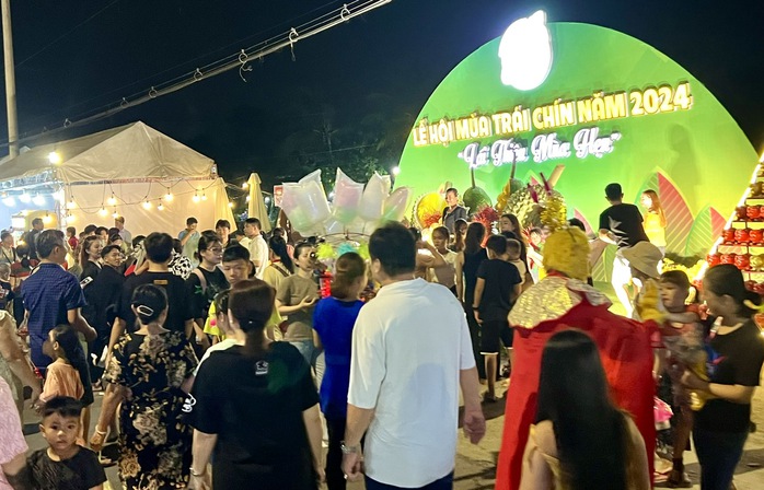 Dòng người nườm nượp đổ về Lái Thiêu “săn” đặc sản - Ảnh 12. Dòng người nườm nượp đổ về Lái Thiêu “săn” đặc sản - Ảnh 12.