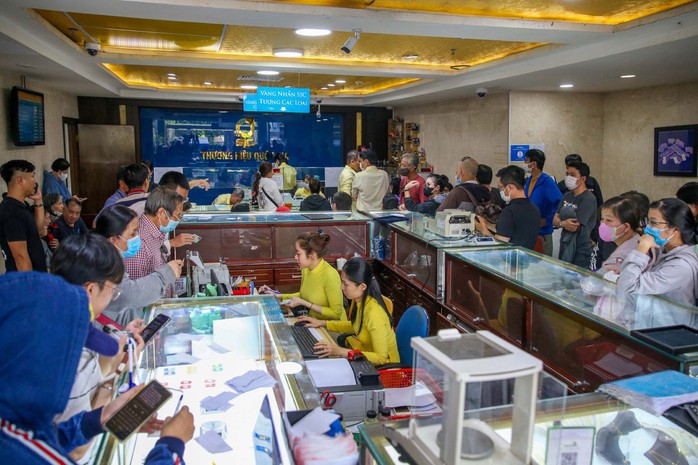 Khách hàng chờ mua vàng miếng tại trụ sở Công ty Vàng bạc - Đá quý Sài Gòn (SJC) trên đường Nguyễn Thị Minh Khai, quận 3, TP HCM Ảnh: HOÀNG TRIỀU Khách hàng chờ mua vàng miếng tại trụ sở Công ty Vàng bạc - Đá quý Sài Gòn (SJC) trên đường Nguyễn Thị Minh Khai, quận 3, TP HCM Ảnh: HOÀNG TRIỀU