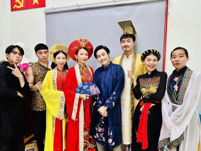 Gia đình nhạc sĩ Bắc Sơn mang món ăn tinh thần đến người già neo đơn, trẻ em mồ côi- Ảnh 4. Gia đình nhạc sĩ Bắc Sơn mang món ăn tinh thần đến người già neo đơn, trẻ em mồ côi- Ảnh 4.