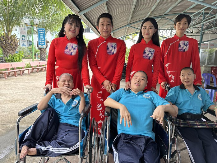 Gia đình nhạc sĩ Bắc Sơn mang món ăn tinh thần đến người già neo đơn, trẻ em mồ côi- Ảnh 2. Gia đình nhạc sĩ Bắc Sơn mang món ăn tinh thần đến người già neo đơn, trẻ em mồ côi- Ảnh 2.