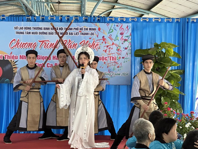 Gia đình nhạc sĩ Bắc Sơn mang món ăn tinh thần đến người già neo đơn, trẻ em mồ côi- Ảnh 3. Gia đình nhạc sĩ Bắc Sơn mang món ăn tinh thần đến người già neo đơn, trẻ em mồ côi- Ảnh 3.