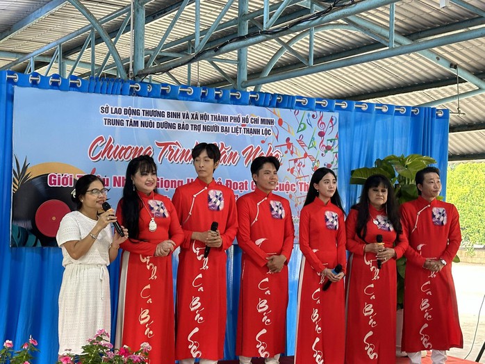 Gia đình nhạc sĩ Bắc Sơn mang món ăn tinh thần đến người già neo đơn, trẻ em mồ côi- Ảnh 1. Gia đình nhạc sĩ Bắc Sơn mang món ăn tinh thần đến người già neo đơn, trẻ em mồ côi- Ảnh 1.