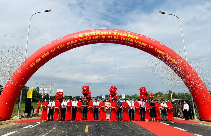 VIDEO: Khánh thành tuyến nối và tuyến tránh hơn 2.100 tỉ đồng ở An Giang- Ảnh 4.