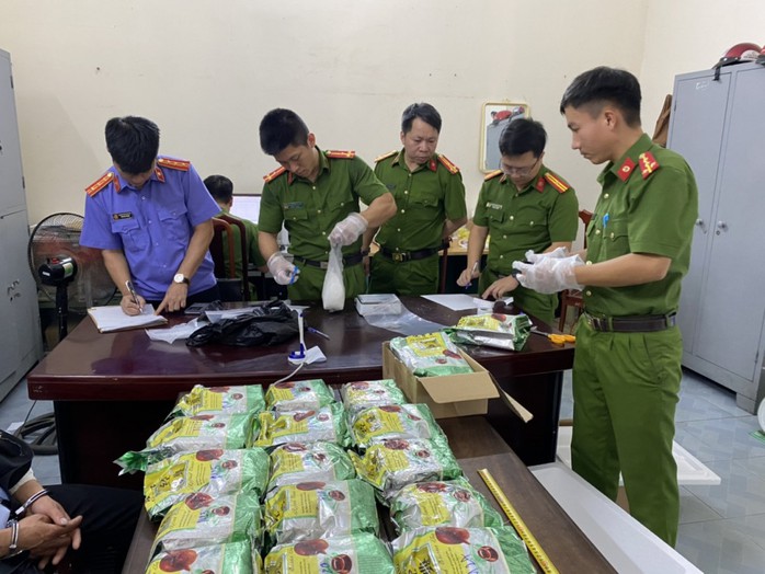 Bắt giữ vợ chồng vận chuyển 30kg ma tuý đá từ Lào về Việt Nam- Ảnh 2. Bắt giữ vợ chồng vận chuyển 30kg ma tuý đá từ Lào về Việt Nam- Ảnh 2.