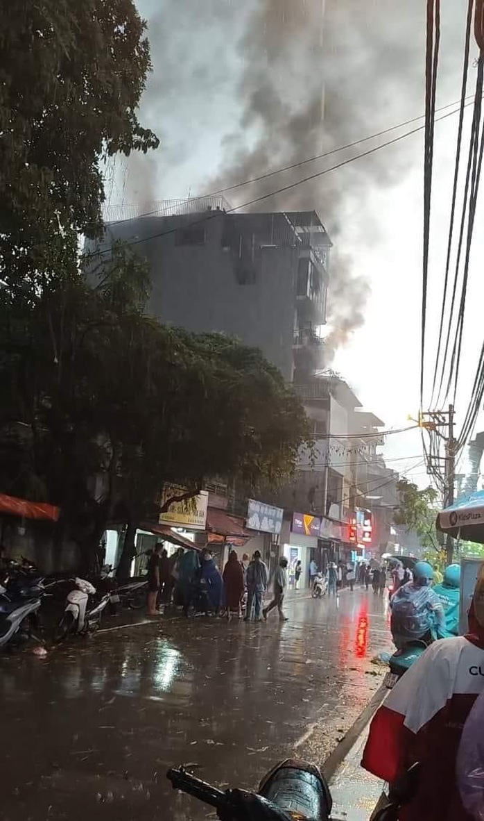Cháy lớn nhà cao tầng, nhiều người nghi mắc kẹt- Ảnh 2.