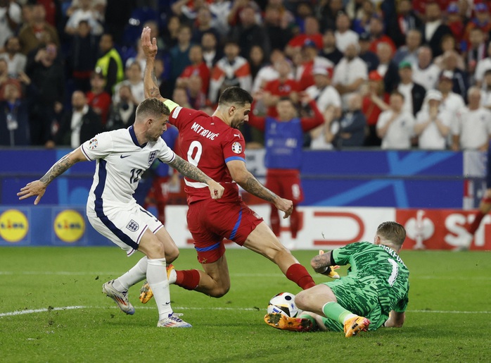 Aleksandar Mitrovic đối mặt bất thành với Jordan Pickford Aleksandar Mitrovic đối mặt bất thành với Jordan Pickford