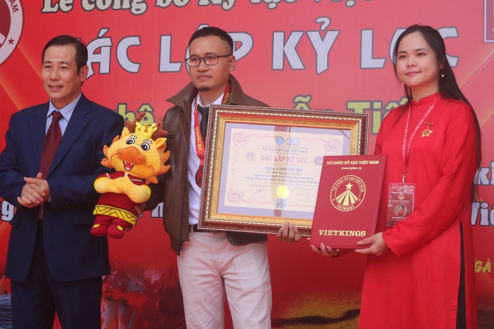 Xác lập kỷ lục Việt Nam về trình diễn trên sân khấu bằng nhiều loại hình và chất liệu- Ảnh 1. Xác lập kỷ lục Việt Nam về trình diễn trên sân khấu bằng nhiều loại hình và chất liệu- Ảnh 1.
