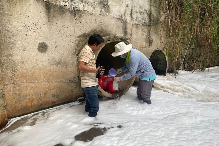 Sở Tài nguyên và Môi trường tỉnh Bình Phước lấy mẫu nước thải để phân tích sau khi phóng viên Báo Người Lao Động cung cấp thông tin sự việc Ảnh: QUANG ANH