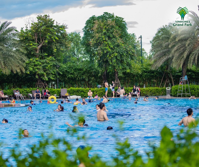 Hồ bơi ngoài trời chuẩn resort, giúp cư dân thư giãn, giải nhiệt, rèn luyện các kĩ năng bơi lội Hồ bơi ngoài trời chuẩn resort, giúp cư dân thư giãn, giải nhiệt, rèn luyện các kĩ năng bơi lội
