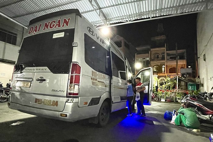 Xe Đại Ngân ra vào liên tục tại địa điểm ở phường 6, quận 5 Ảnh: ANH VŨ Xe Đại Ngân ra vào liên tục tại địa điểm ở phường 6, quận 5 Ảnh: ANH VŨ