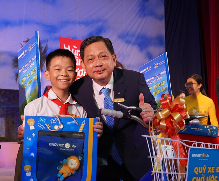 Nụ cười của em học sinh khi được nhận học bổng từ Bảo Việt Nhân thọ Nụ cười của em học sinh khi được nhận học bổng từ Bảo Việt Nhân thọ