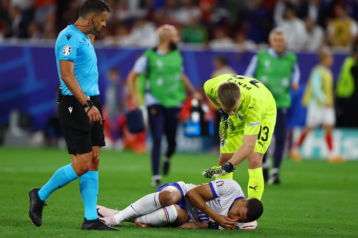 Euro 2024: Kylian Mbappe gẫy xương mũi, nhập viện phẫu thuật khẩn cấp- Ảnh 3. Euro 2024: Kylian Mbappe gẫy xương mũi, nhập viện phẫu thuật khẩn cấp- Ảnh 3.