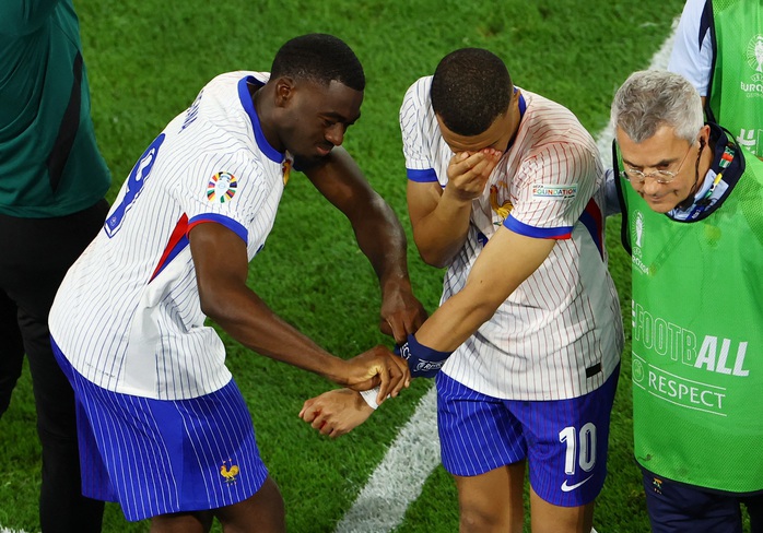 Euro 2024: Kylian Mbappe gẫy xương mũi, nhập viện phẫu thuật khẩn cấp- Ảnh 5. Euro 2024: Kylian Mbappe gẫy xương mũi, nhập viện phẫu thuật khẩn cấp- Ảnh 5.