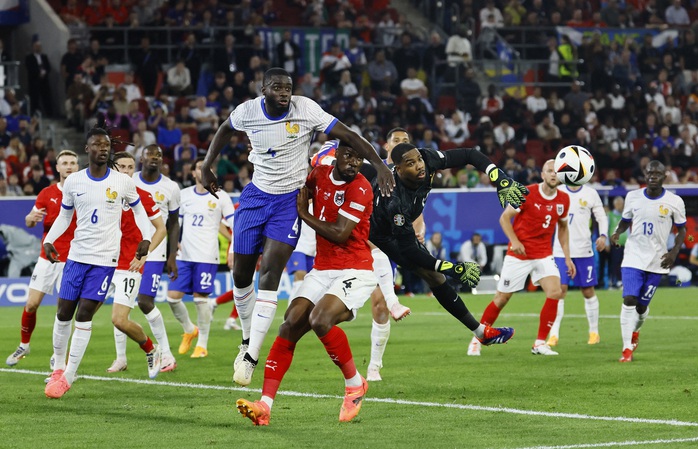 Euro 2024: Kylian Mbappe gẫy xương mũi, nhập viện phẫu thuật khẩn cấp- Ảnh 2. Euro 2024: Kylian Mbappe gẫy xương mũi, nhập viện phẫu thuật khẩn cấp- Ảnh 2.