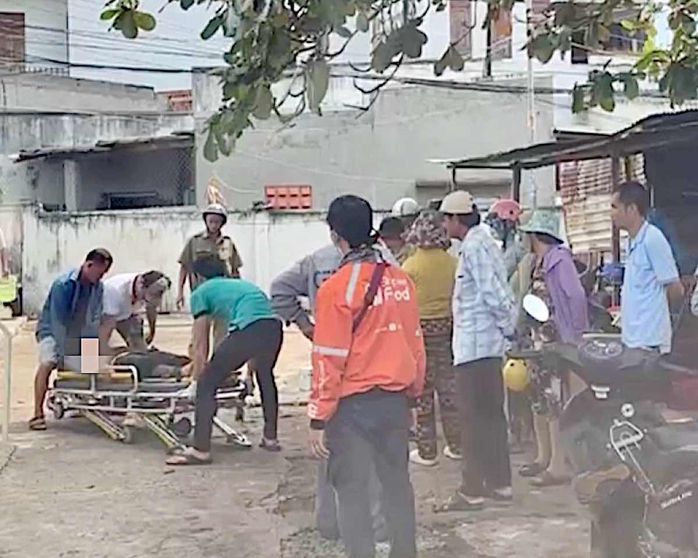 Cô gái trẻ ngã khụy trong nhà vệ sinh bến xe với nhiều vết đâm- Ảnh 1. Cô gái trẻ ngã khụy trong nhà vệ sinh bến xe với nhiều vết đâm- Ảnh 1.