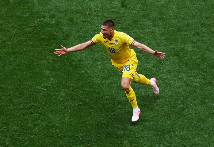 Razvan Marin nhân đôi cách biệt cũng bằng cú sút xa không thể ngăn cản Razvan Marin nhân đôi cách biệt cũng bằng cú sút xa không thể ngăn cản