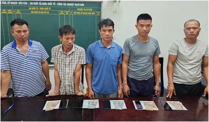 Chọi trâu ăn tiền lúc tờ mờ sáng, nhiều đối tượng bị bắt- Ảnh 1. Chọi trâu ăn tiền lúc tờ mờ sáng, nhiều đối tượng bị bắt- Ảnh 1.