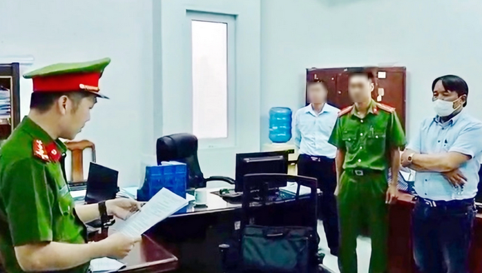 Bắt 1 cựu giám đốc chi nhánh văn phòng đăng ký đất đai - Ảnh 1. Bắt 1 cựu giám đốc chi nhánh văn phòng đăng ký đất đai - Ảnh 1.